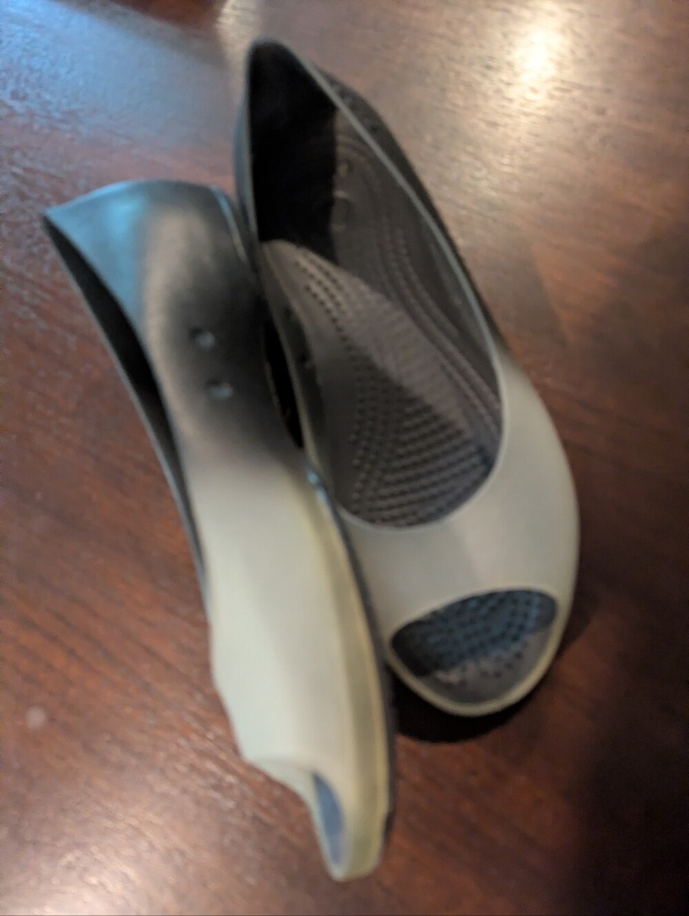 Crocs Size 6 - Picture 3 of 4
